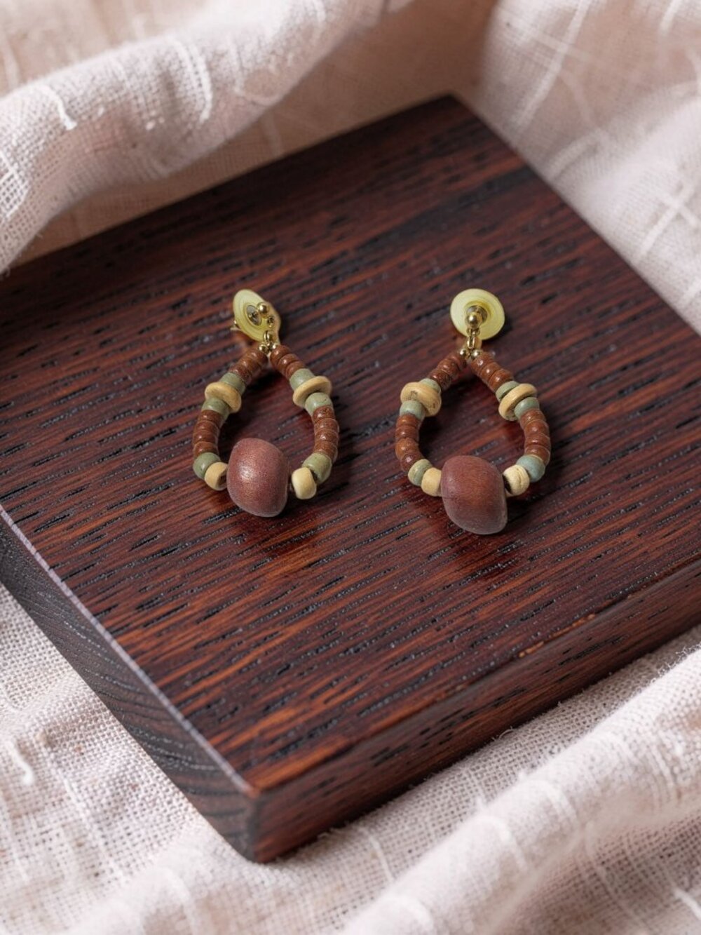 vintage metal/wood multicolor hoop stud earrings.